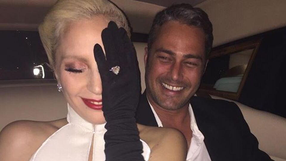 Гага и Кинни показали кольца