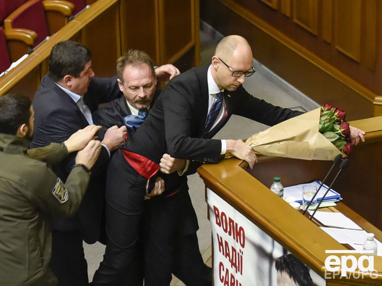 В декабре 2015 года Барне удалось приподнять Яценюка