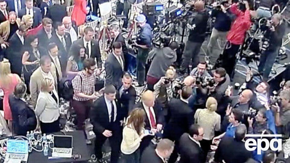 Стопкадр с камеры наблюдения в Джупитере. Стоящий позади Трампа мужчина, Левандовски, хватает за руку журналистку Филдс (в белом жакете слева от Трампа)