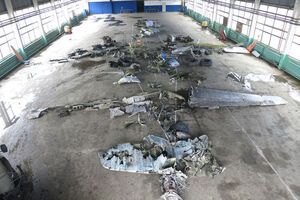 Фрагменты самолета выкладывают в ангаре Ростовского завода гражданской авиации №412
