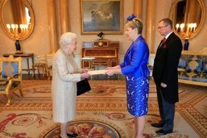 Новый посол Украины в Великобритании прибыла на торжественный прием к английской королеве