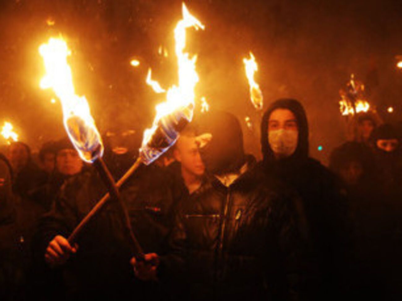 Беженцы из Ирана зашили рты, протестуя против сноса лагеря во французском Кале