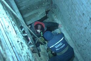 Парень и девушка стояли на краю плиты перекрытия посреди 8-метровой шахты бункера