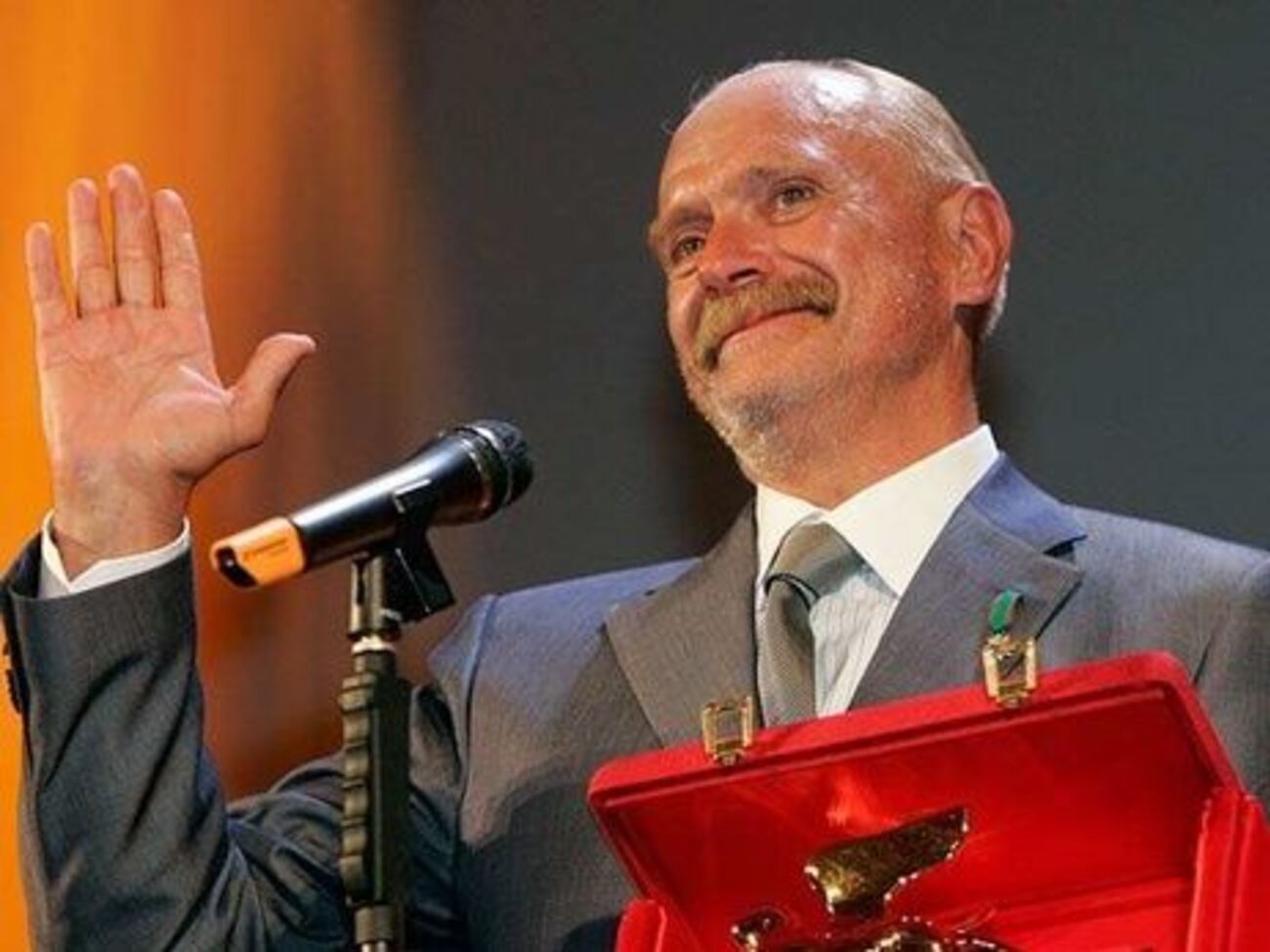 Михалков требует выплаты почти 2 млн руб.