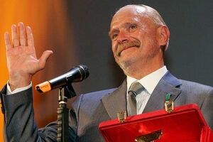 Михалков требует выплаты почти 2 млн руб.