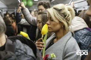 Количество мужчин, планирующих подарить женщинам цветы, превышает количество женщин, желающих их получить