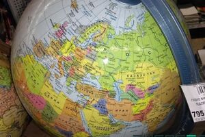 На глобусах, которые продают в Могилеве, Крым закрашен в такой же цвет, как и Россия, между ним и Украиной проведена линия