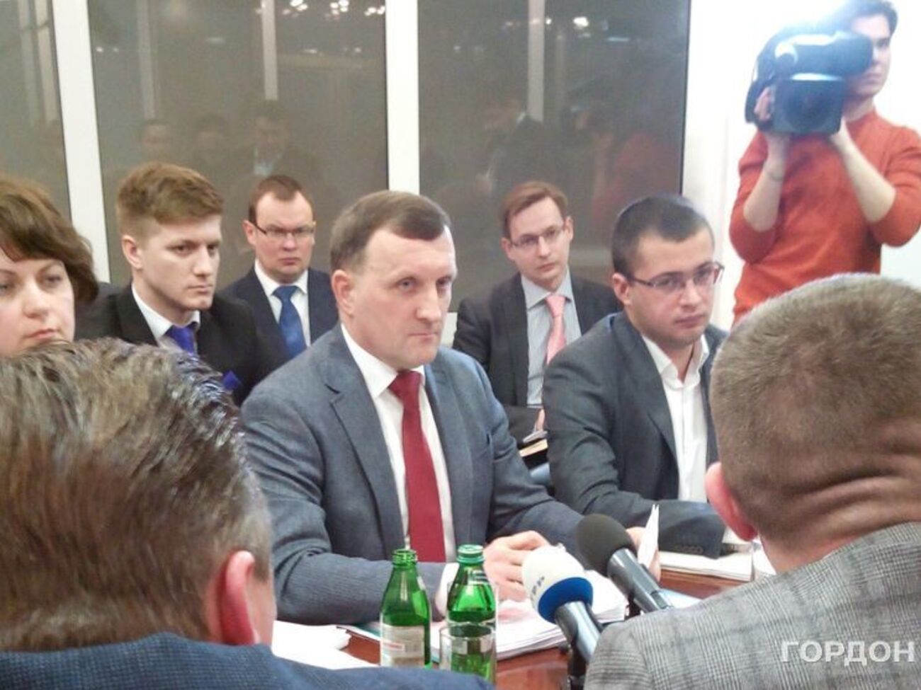 Адвокат Романчук (в центре) утверждает, что ГФС допустила серьезные нарушения в процессе назначения проверки