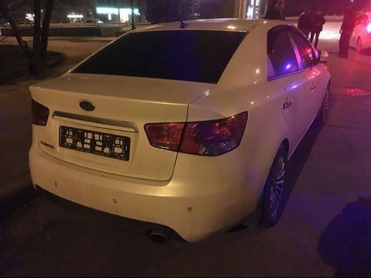 По словам свидетелей, пьяные мужчины&nbsp;отрывали номерные знаки с чужих автомобилей