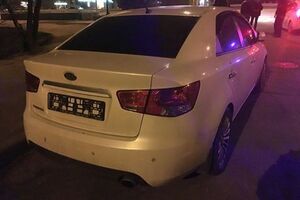 По словам свидетелей, пьяные мужчины отрывали номерные знаки с чужих автомобилей