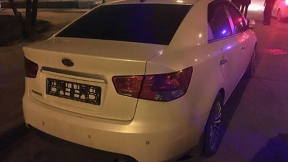 По словам свидетелей, пьяные мужчины отрывали номерные знаки с чужих автомобилей