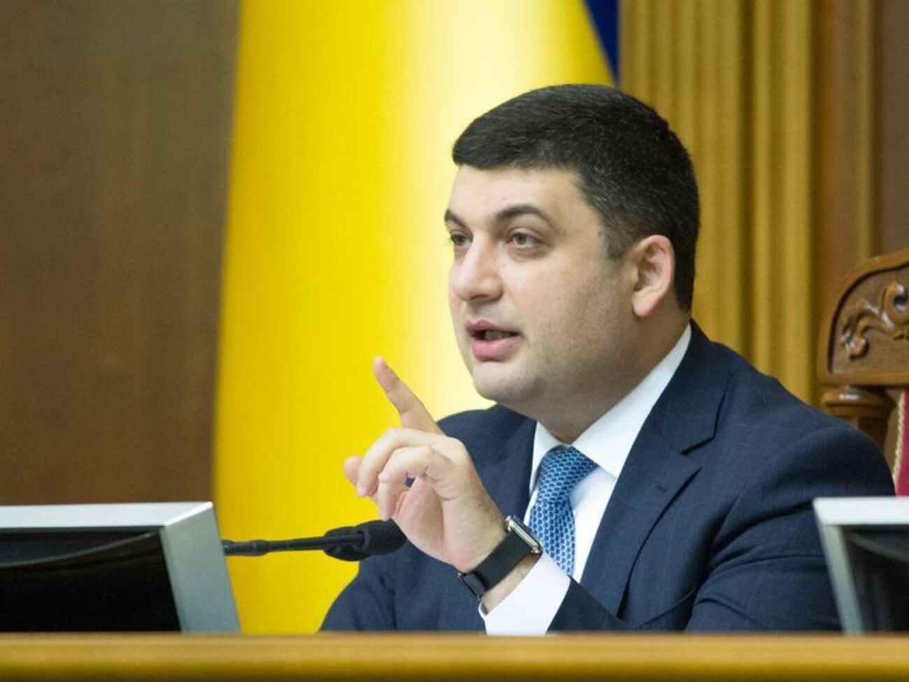 Гройсман: Правоохранительная система должна адекватно реагировать на людей с оружием