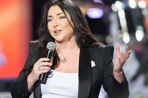 Лолита: Художник Юл Ханчас! В настоящее время он пишет свои картины на солнечном побережье Испании. Спасибо вам огромное за подарок, который еле донесла моя подруга!