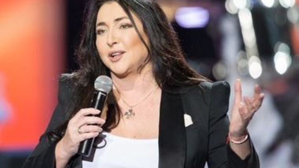 Лолита: Художник Юл Ханчас! В настоящее время он пишет свои картины на солнечном побережье Испании. Спасибо вам огромное за подарок, который еле донесла моя подруга!