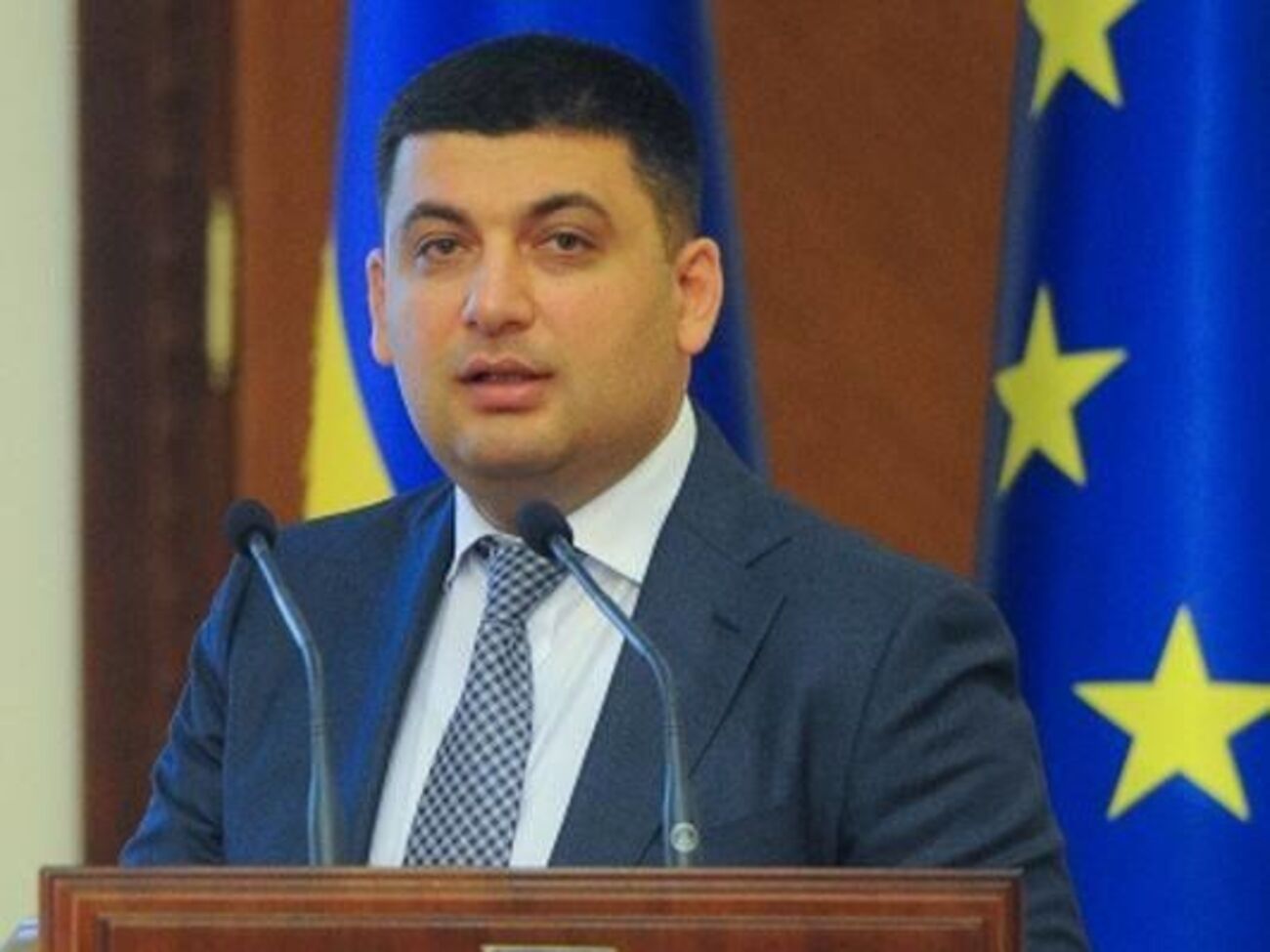 Гройсман прокомментировал ситуацию с лишением мандатов Томенко и Фирсова