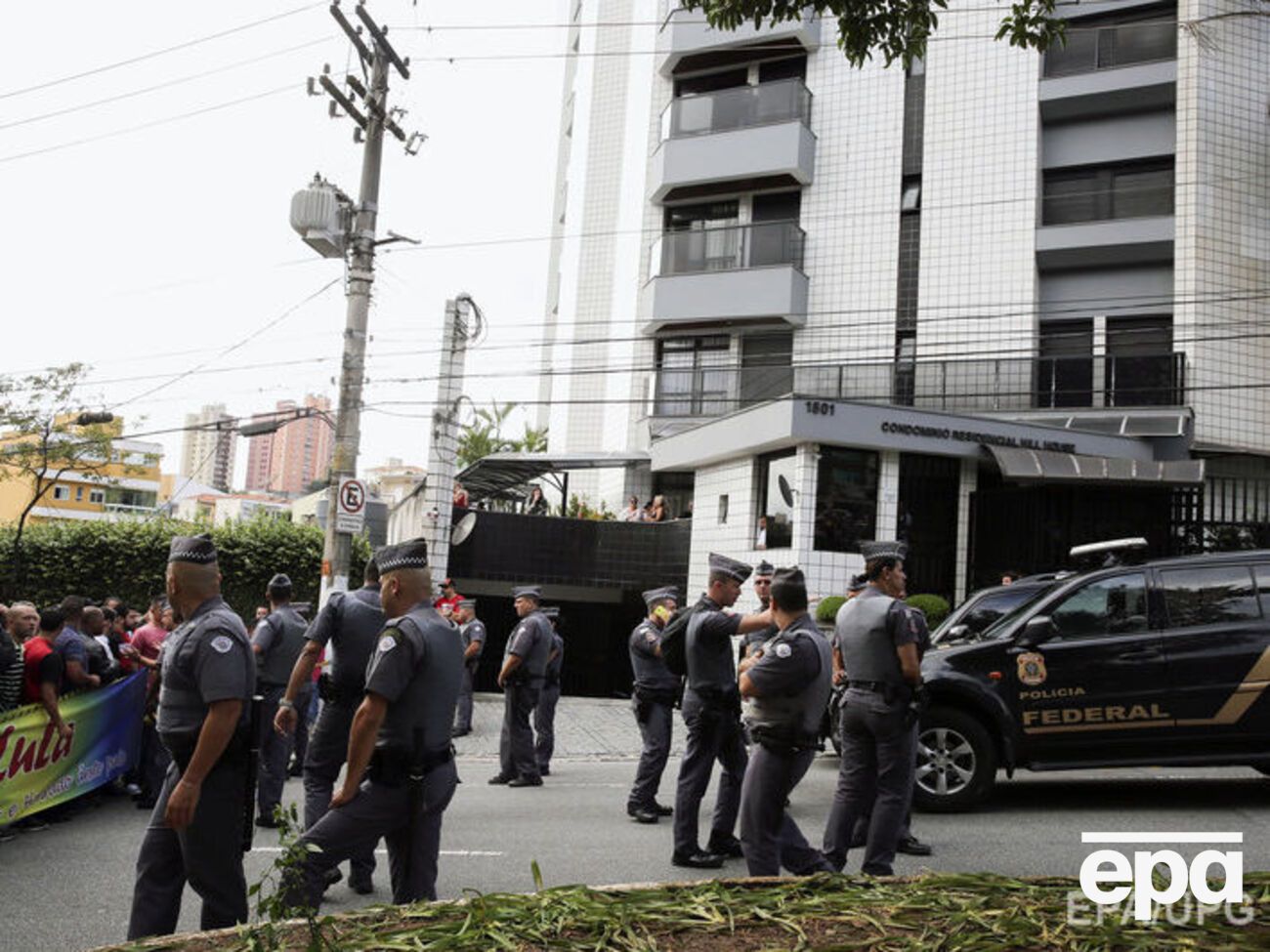 Да Силву арестовали и увезли на допрос