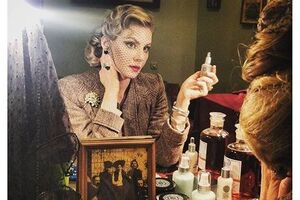 Литвинова позировала обнаженной до пояса