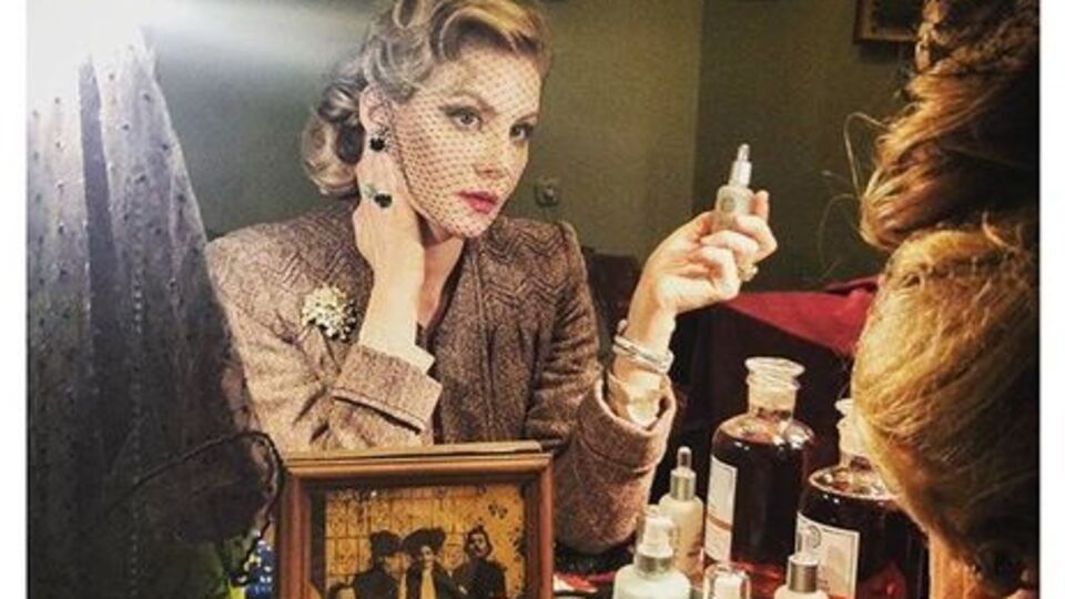 Литвинова позировала обнаженной до пояса