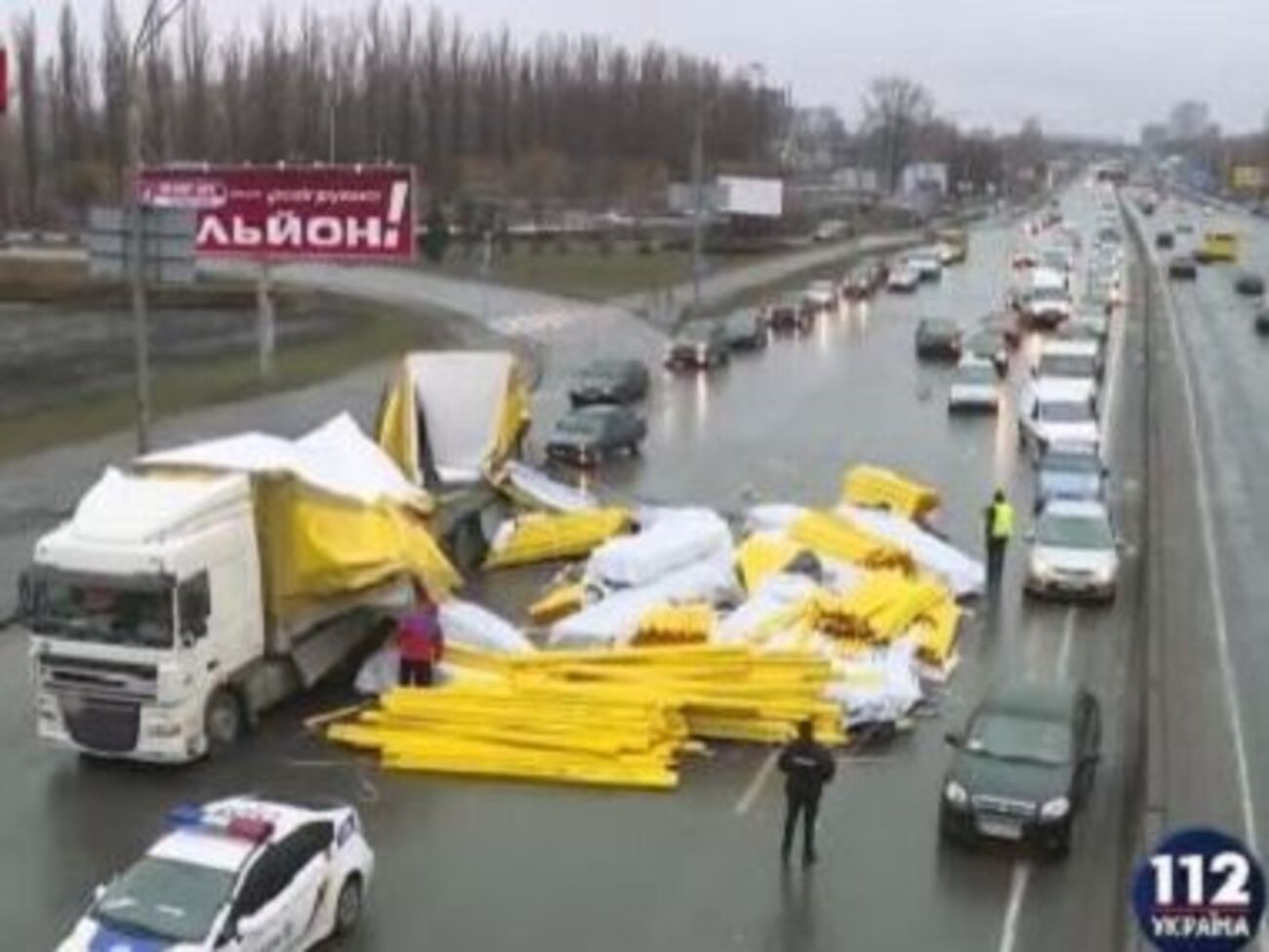 По дороге рассыпались деревянные балки для строительства