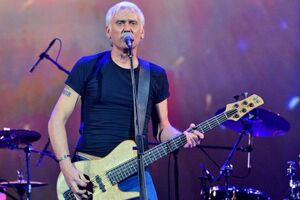 Маршал официально женат