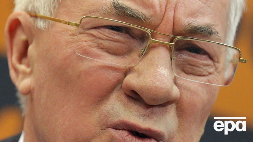 Азаров назвал власти Украины "идиотами" за то, что они покупают газ дешевле