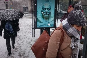 Плакат на остановке у Павелецкого вокзала в Москве