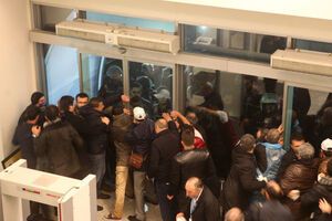 Турецкая полиция водометами и газом разогнала митинг в защиту оппозиционной газеты. Фоторепортаж
