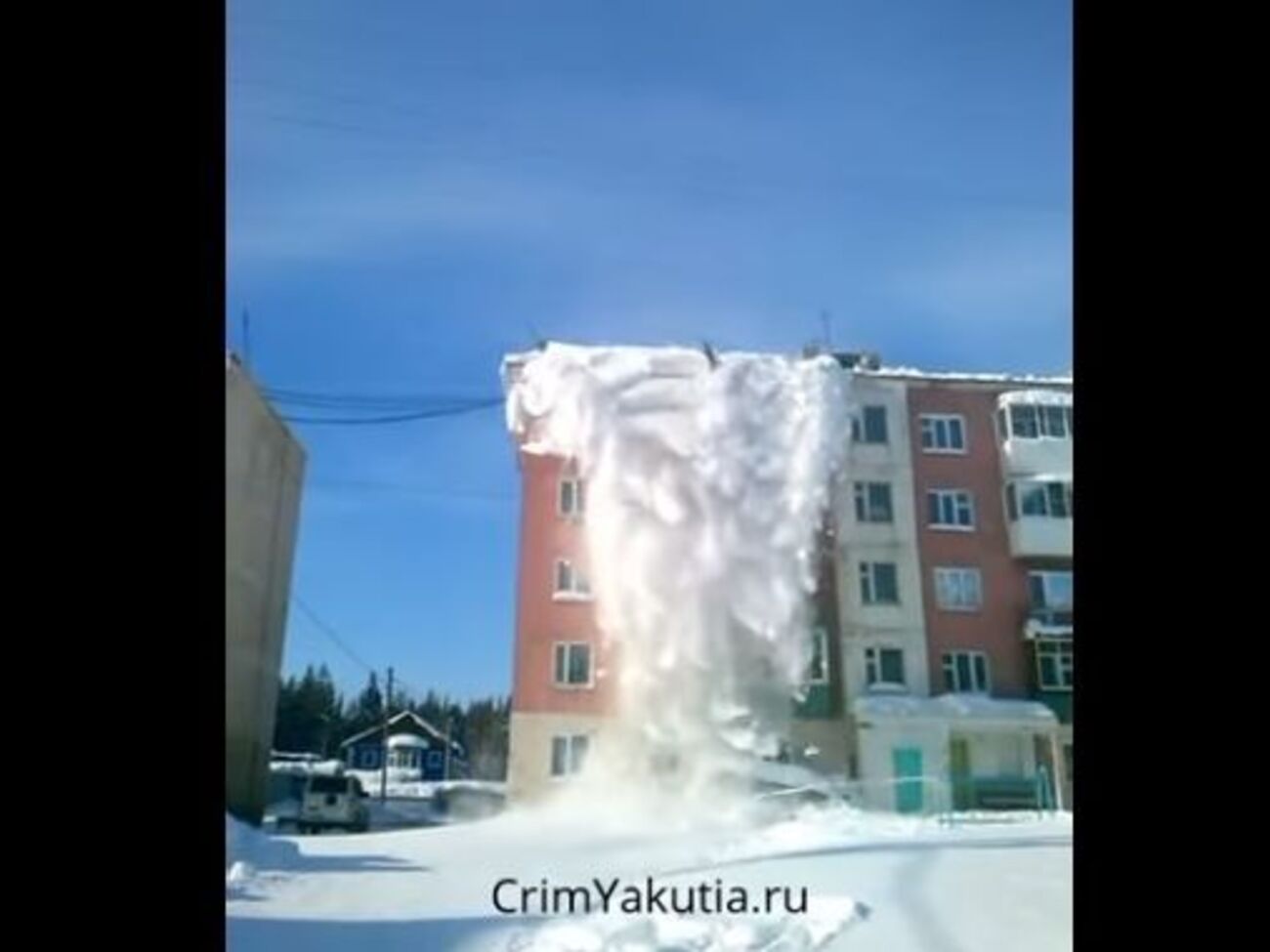 Уборщиков снега снесло лавиной