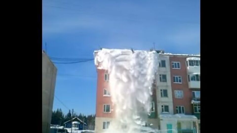 Уборщиков снега снесло лавиной