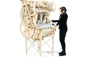 В музыкальную машину Marble Machine встроены одновременно несколько инструментов: барабан, бас, вибрафон и другие
