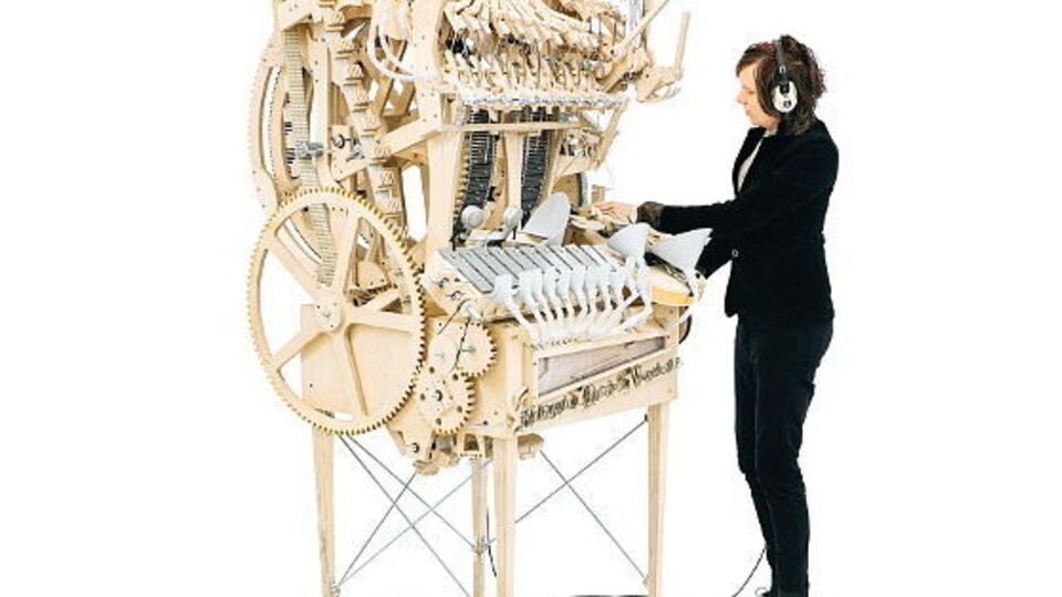 В музыкальную машину Marble Machine встроены одновременно несколько инструментов: барабан, бас, вибрафон и другие