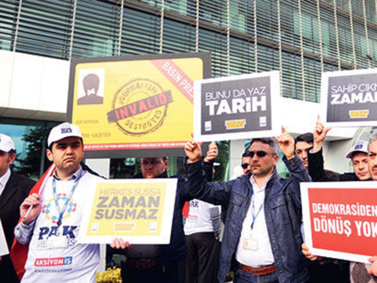 Суд постановил, что в газете Zaman нужно ввести внешнее управление. Правительство назначило своих управляющих в газету