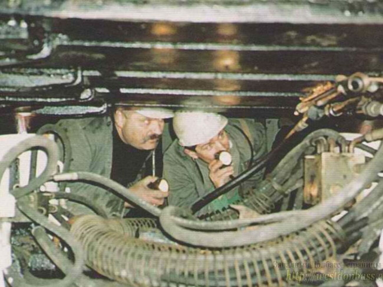 Пострадавшие самостоятельно выехали на поверхность, в медпункте им оказали помощь и затем доставили в городскую больницу