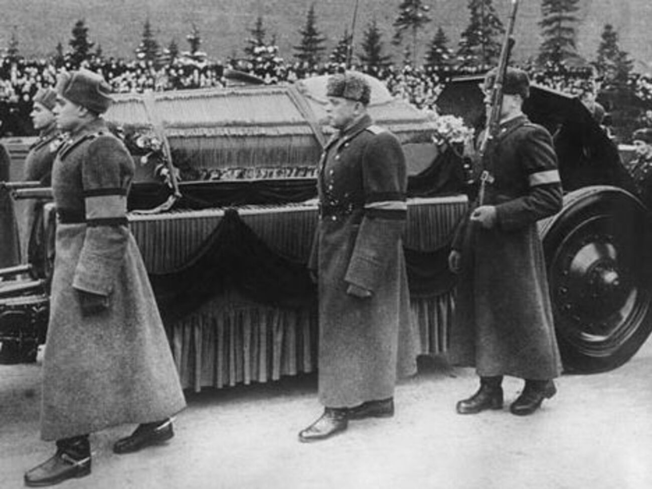 Согласно официальному сообщению, Сталин скончался вечером 5 марта 1953 года на Ближней даче в Кунцево от инсульта