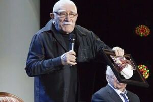 В больнице рядом с Джигарханяном находится его жена