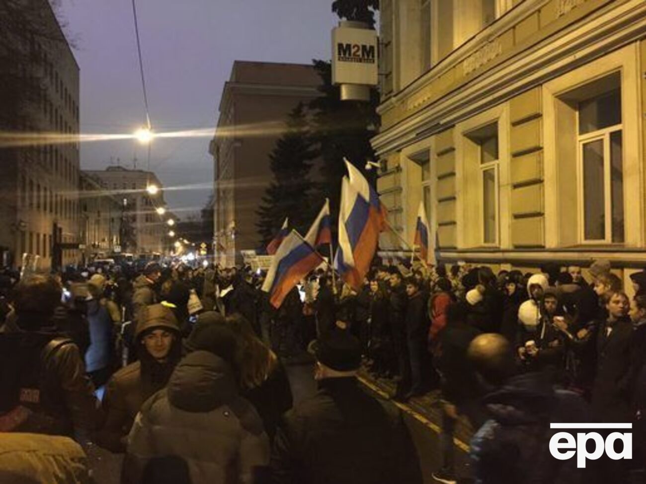 Протестующие в Москве забросали яйцами посольство Украины