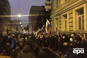 Протестующие в Москве забросали яйцами посольство Украины