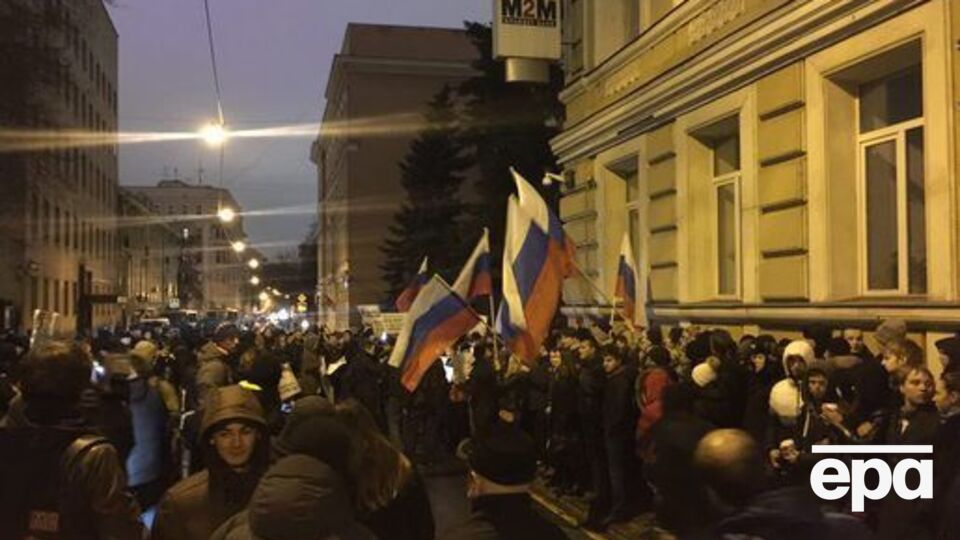 Протестующие в Москве забросали яйцами посольство Украины