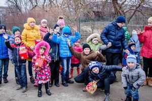 “Мой папа – герой”. В Харькове волонтеры сводили на концерт и в дельфинарий детей, чьи отцы погибли на Донбассе. Фоторепортаж
