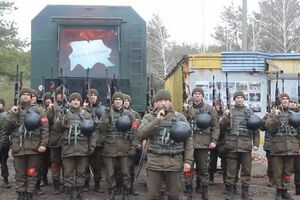 Курсанты поздравили женщин с 8 Марта песней