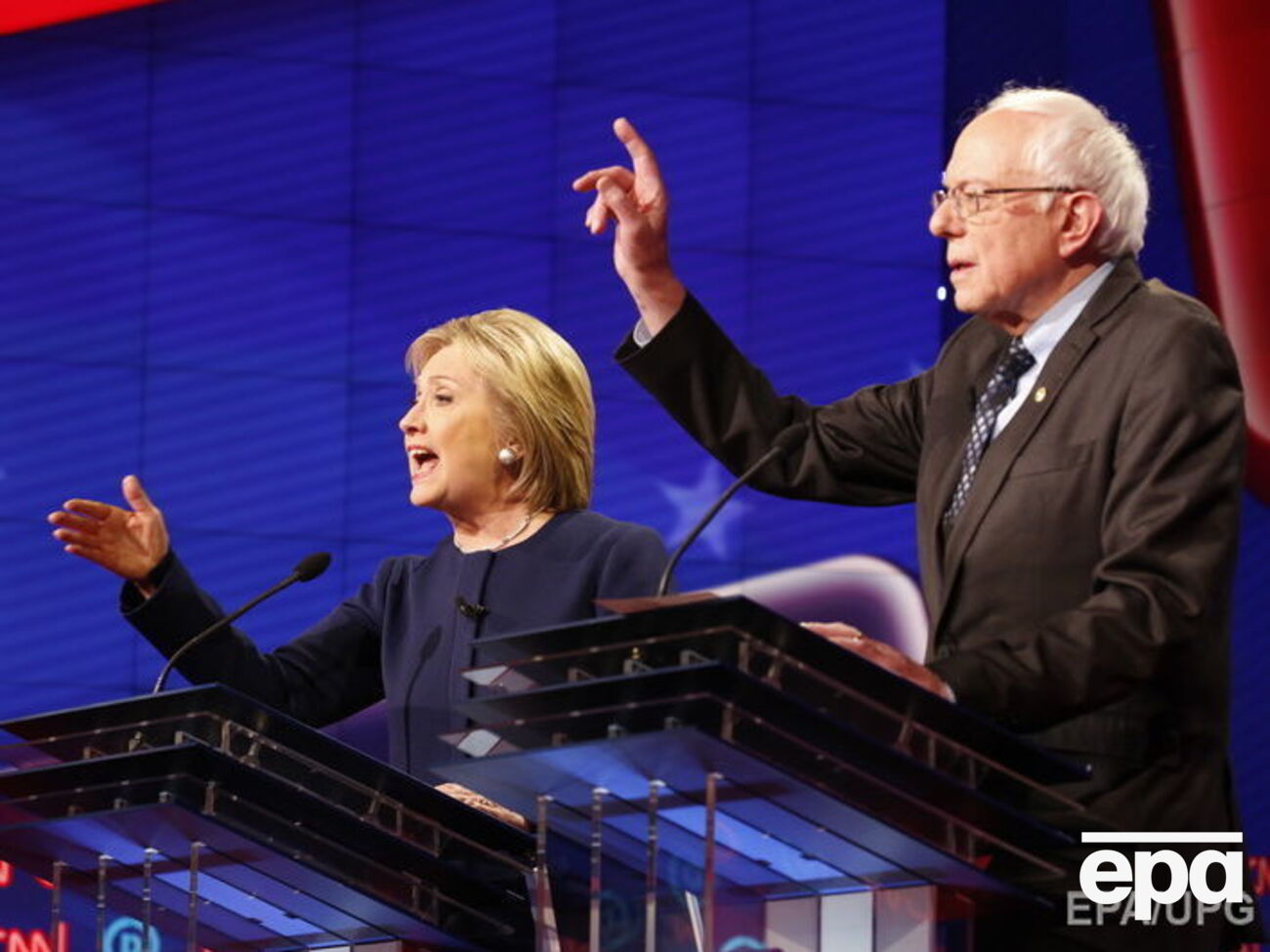 Клинтон и Сандерс во время дебатов