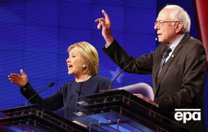 Клинтон и Сандерс во время дебатов