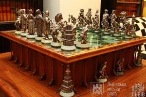 Действующая шахматная королева львовянка Мария Музычук с претенденткой на это звание китаянкой Хоу Ифань сыграли в шахматы на ювелирном наборе "Босфорский походы"