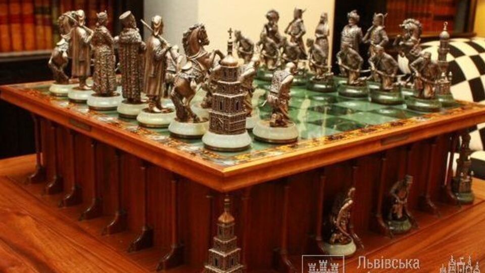 Действующая шахматная королева львовянка Мария Музычук с претенденткой на это звание китаянкой Хоу Ифань сыграли в шахматы на ювелирном наборе "Босфорский походы"