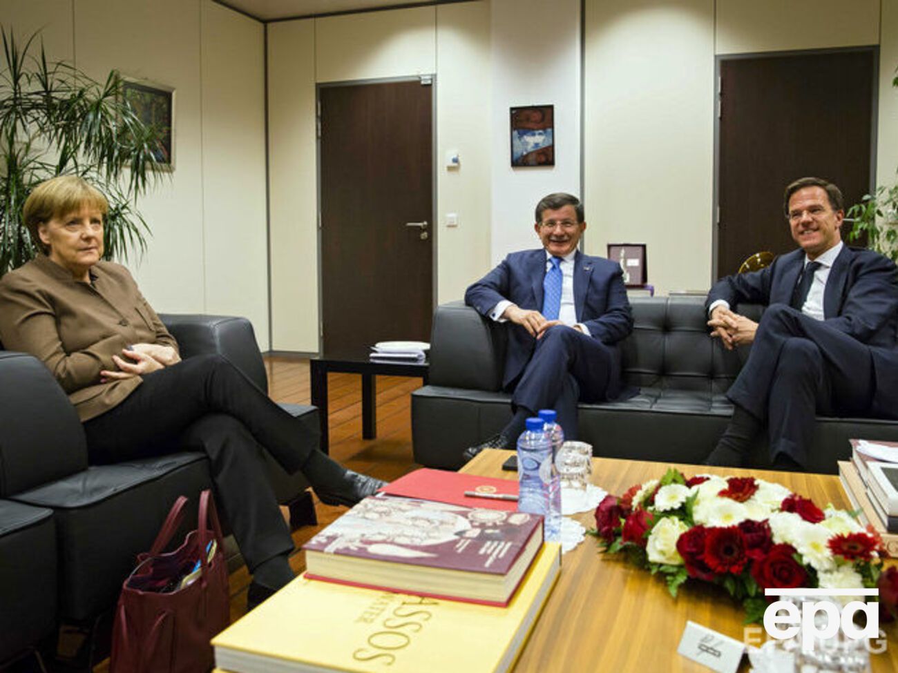 Источники утверждают, что Давутоглу (в центре) просил ЕС увеличить&nbsp;помощь на беженцев в семь раз