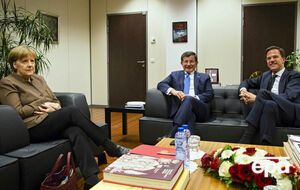 Источники утверждают, что Давутоглу (в центре) просил ЕС увеличить помощь на беженцев в семь раз