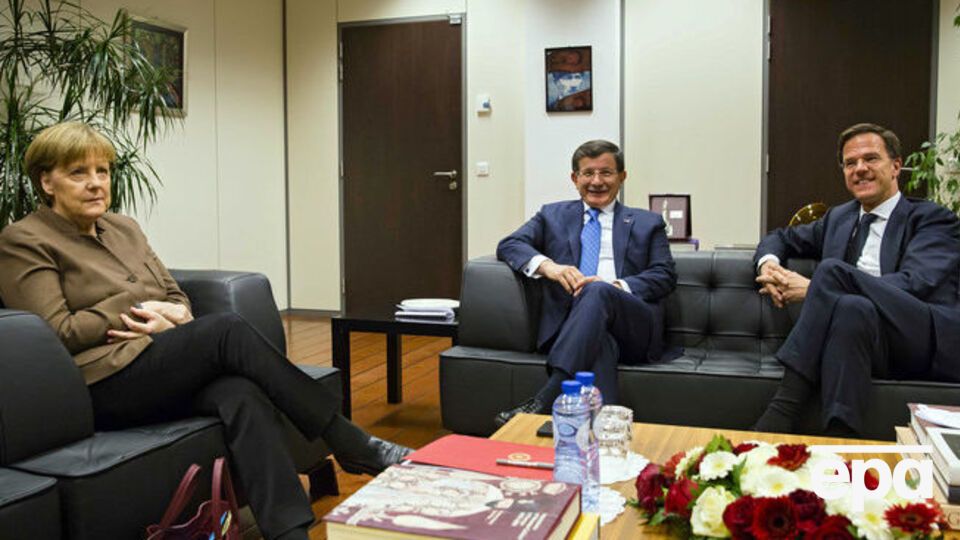 Источники утверждают, что Давутоглу (в центре) просил ЕС увеличить помощь на беженцев в семь раз