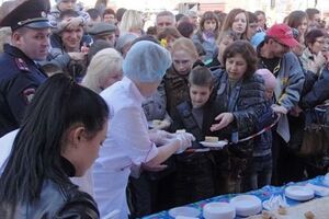 Симферопольцы выстроились в очередь за бесплатным пирогом