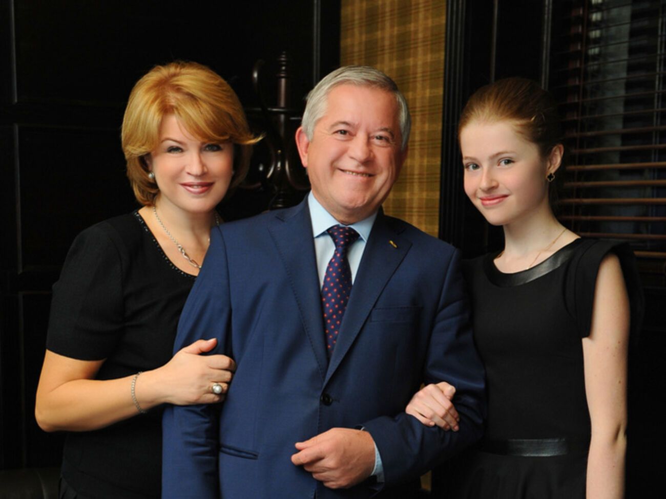 Муж может запросто меня поднять на руки со всем моим весом и ростом, я всегда кричу: "Поставь на место!"