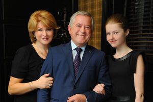 Муж может запросто меня поднять на руки со всем моим весом и ростом, я всегда кричу: "Поставь на место!"